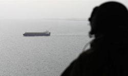 الحوثيون يعلنون استهداف سفينة في خليج عدن